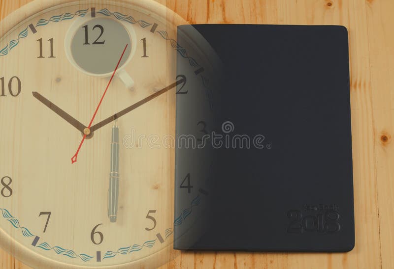 Organizador ou planejador pessoal com pena de fonte e tempo quente do café na tabela de madeira imagem de stock Organizador ou planejador pessoal com pena de fonte e tempo quente do café na tabela de madeira imagem de stock