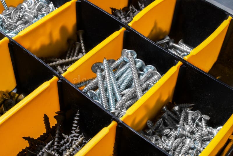 Organizador Para El Almacenamiento De Un Gran Número De Tornillos Es  Amarillo - Color Negro Foto Horizontal Cierre Para Arriba Foto de archivo -  Imagen de operaciones, herramientas: 135437022