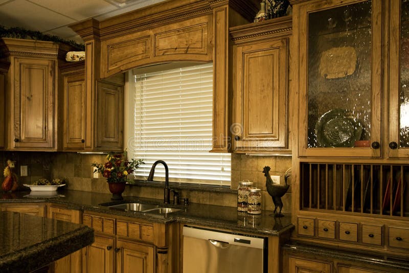 Modernej kuchyne v luxusných domov funkcie vlastné drevené skrine s presklenými dverami, dlažba, jedinečný pokrm, skladovanie a vlastné kamenné dosky.