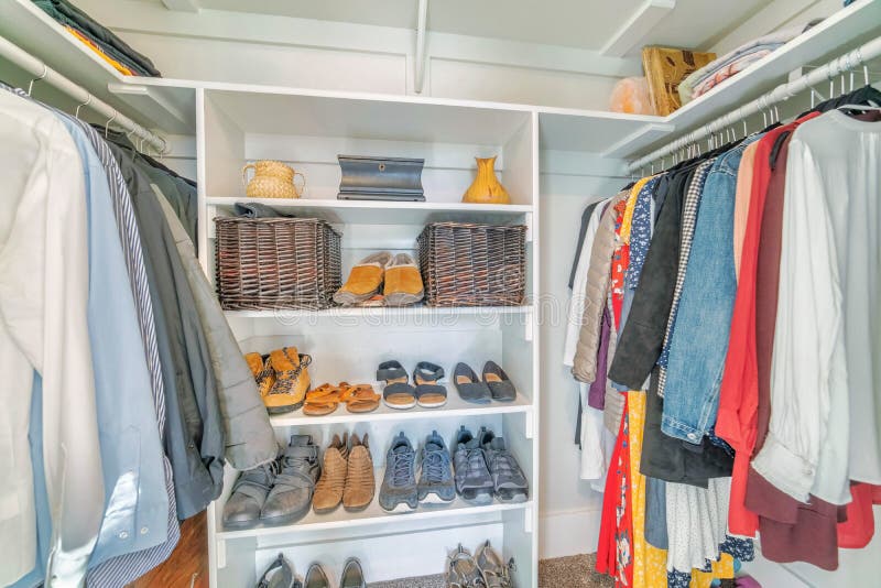 https://thumbs.dreamstime.com/b/organized-unisex-small-walk-closet-interior-shoe-rack-middle-there-hanging-men-s-clothes-left-across-women-225906185.jpg