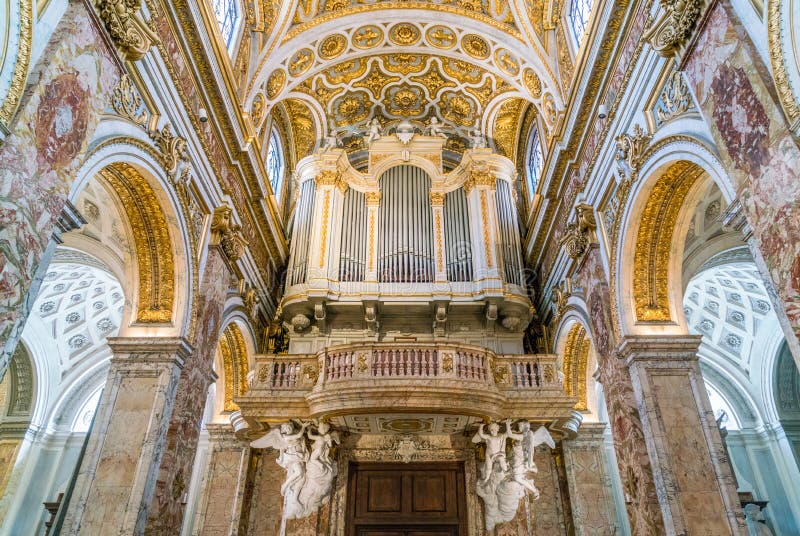 Organo nella cupola della chiesa del Saint Louis del francese a Roma, Italia fotografia stock libera da diritti Organo nella cupola della chiesa del Saint Louis del francese a Roma, Italia fotografia stock libera da diritti