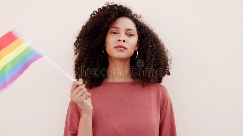 Orgoglio lgbtq e segno arcobaleno e bandiera di una donna seria e impegnata a sostenere i diritti dei gay. ritratto di un stock footage