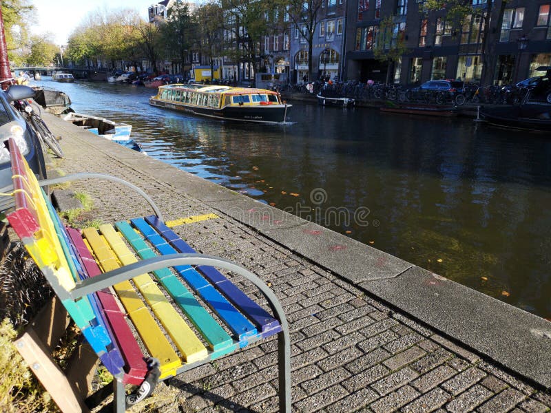 Orgulho colorido, canais e casas do banco de LGBT da cidade de Amsterdão, na Holanda, Países Baixos foto de stock royalty free Orgulho colorido, canais e casas do banco de LGBT da cidade de Amsterdão, na Holanda, Países Baixos foto de stock royalty free