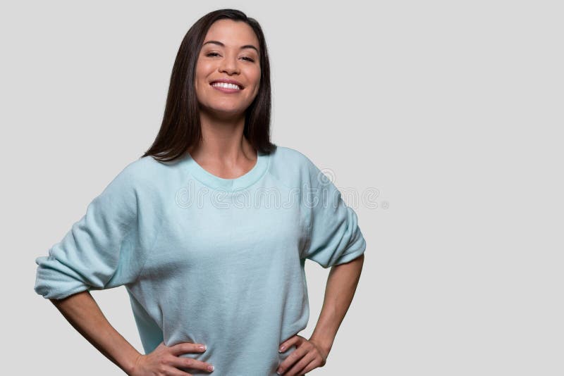 Orgullosa y exitosa joven sonriendo con orgullo, confianza, alta autoestima, líder con poder de confianza, estudiante fotografía de archivo libre de regalías