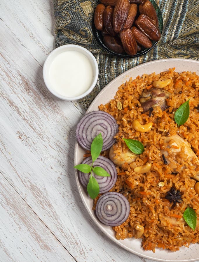 Orientalischer Teller Des Reises Mit Huhn Kabsa Mit Huhn Stockfoto ...