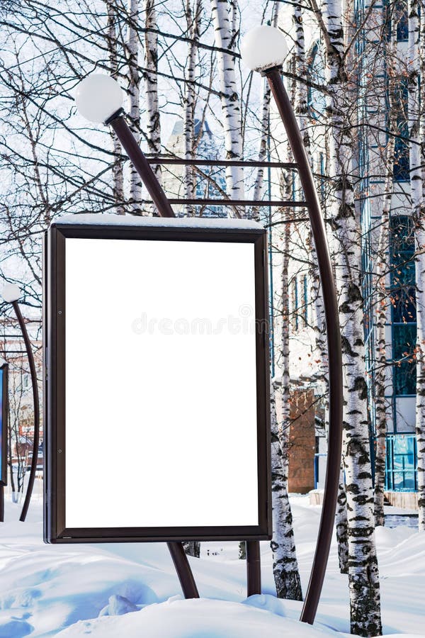 Orienteringen av stadsaffischen i vintern i snön, tom vit affischtavla, tom information om placeholdergata royaltyfri bild Orienteringen av stadsaffischen i vintern i snön, tom vit affischtavla, tom information om placeholdergata royaltyfri bild