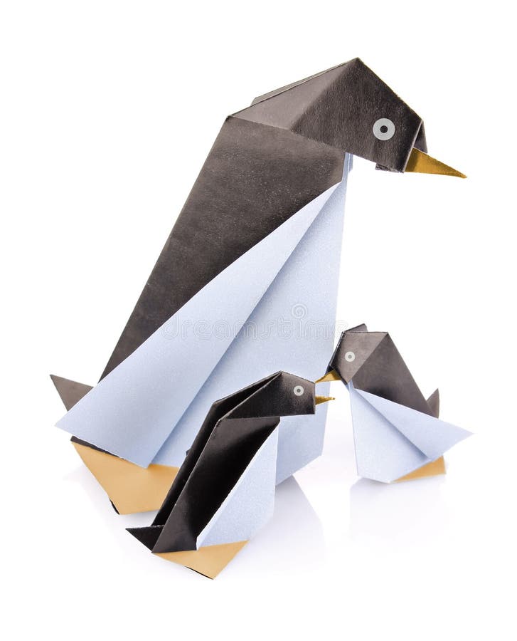 Origami del pingüino de la familia imagen de archivo Origami del pingüino de la familia imagen de archivo