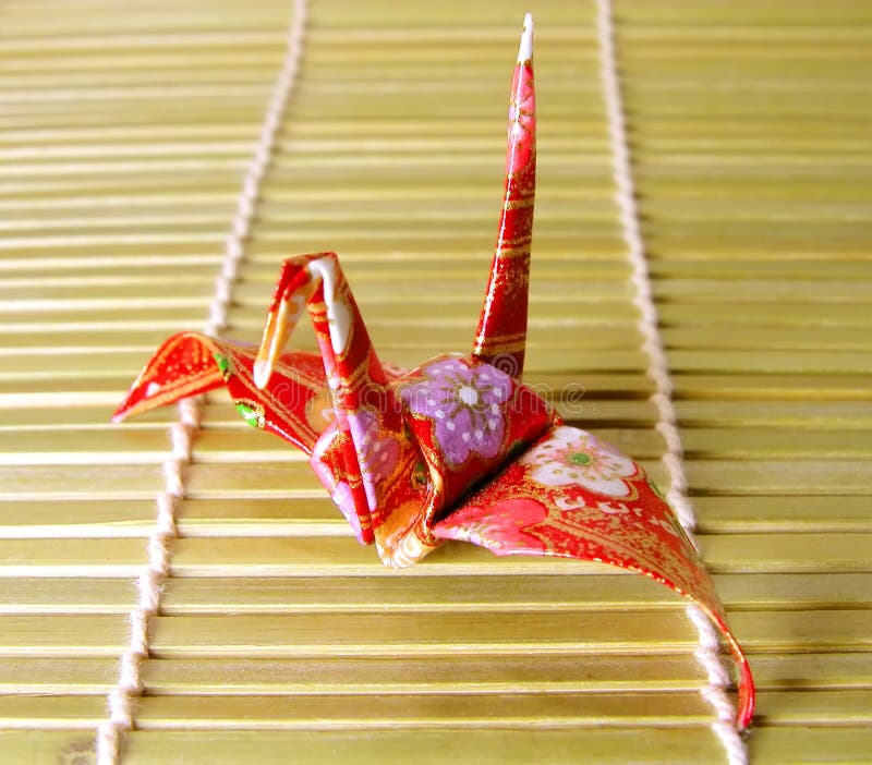 Origami em um assoalho de bambu fotografia de stock royalty free Origami em um assoalho de bambu fotografia de stock royalty free