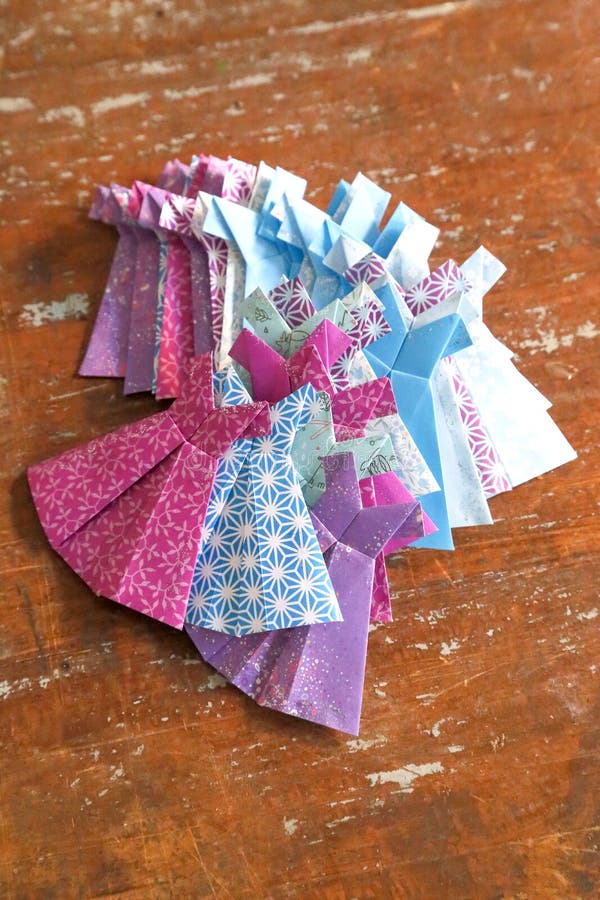 Origami from ori betekenend folding en kami betekenend papier is de kunst van het vouwen van papier