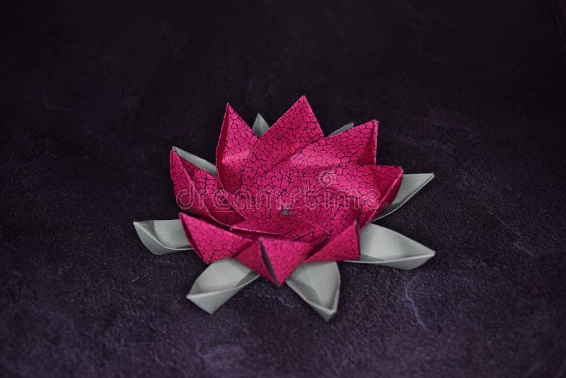 Origami rose Lotus Flower - art de papier sur le fond texturis? images libres de droits Origami rose Lotus Flower - art de papier sur le fond texturis? images libres de droits