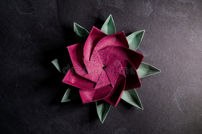 Origami rose Lotus Flower - art de papier sur le fond texturis? photographie stock Origami rose Lotus Flower - art de papier sur le fond texturis? photographie stock