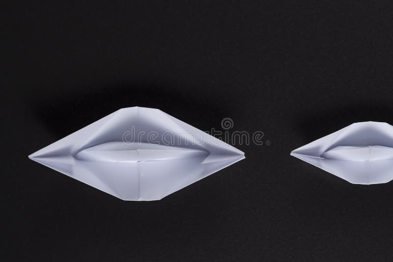 Origami statki biały papier na czarnym tle pływają jeden jeden pojęcia prowadzenia domu posiadanie klucza złoty sięgający niebo m obraz royalty free Origami statki biały papier na czarnym tle pływają jeden jeden pojęcia prowadzenia domu posiadanie klucza złoty sięgający niebo m obraz royalty free