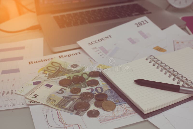Original da análise financeira e parte do dinheiro e das moedas empilhados imagens de stock Original da análise financeira e parte do dinheiro e das moedas empilhados imagens de stock