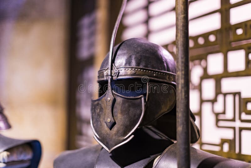 Originele kostuums van actoren en steunen van de film ` The Game van Tronen ` in het gebouw van het Maritieme Museum van Barcelon royalty-vrije stock foto Originele kostuums van actoren en steunen van de film ` The Game van Tronen ` in het gebouw van het Maritieme Museum van Barcelon royalty-vrije stock foto