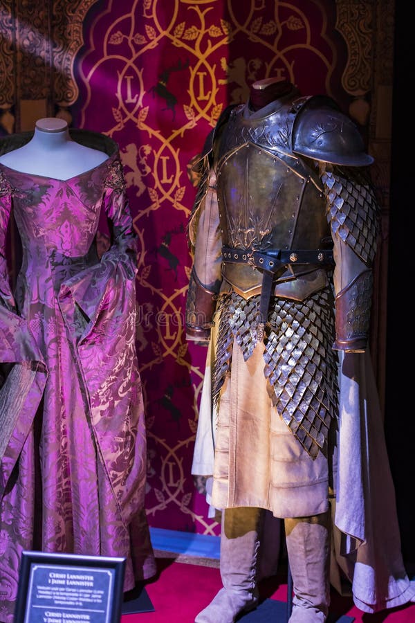 Originele kostuums van actoren en steunen van de film ` The Game van Tronen ` in het gebouw van het Maritieme Museum van Barcelon stock foto's Originele kostuums van actoren en steunen van de film ` The Game van Tronen ` in het gebouw van het Maritieme Museum van Barcelon stock foto's