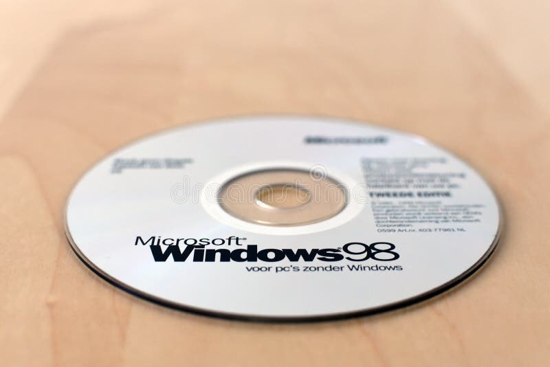 Originele Vensters 98 CD op de lijst stock foto Originele Vensters 98 CD op de lijst stock foto