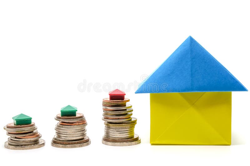 Origâmi de papel da casa e mini modelo home em moedas do dinheiro no branco imagem de stock royalty free Origâmi de papel da casa e mini modelo home em moedas do dinheiro no branco imagem de stock royalty free