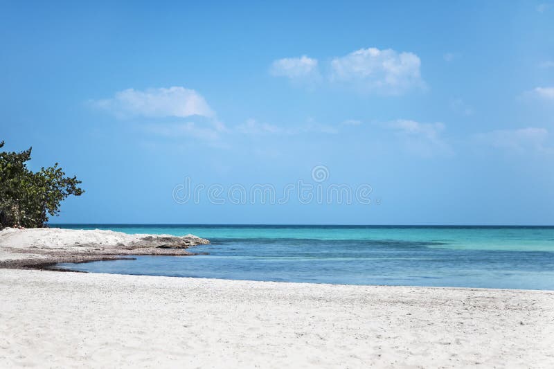 Orilla del Caribe de la playa del mar de la turquesa con la arena blanca, visión imponente debajo del cielo azul Playa de Varader fotos de archivo Orilla del Caribe de la playa del mar de la turquesa con la arena blanca, visión imponente debajo del cielo azul Playa de Varader fotos de archivo