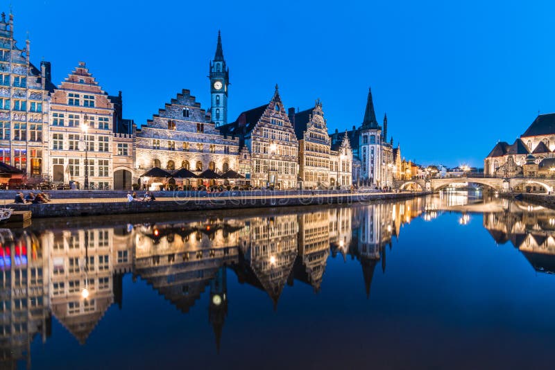 Orilla del río de Leie en Gante, Bélgica, Europa. foto de archivo