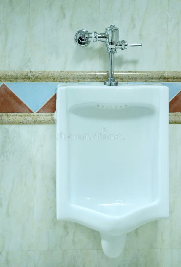 Orinale in una toilette degli uomini fotografie stock libere da diritti Orinale in una toilette degli uomini fotografie stock libere da diritti