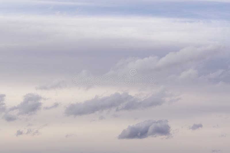 Orizzontale grigio di cielo di tempesta di crepuscolo minaccioso delle nuvole, fotografia stock libera da diritti Orizzontale grigio di cielo di tempesta di crepuscolo minaccioso delle nuvole, fotografia stock libera da diritti