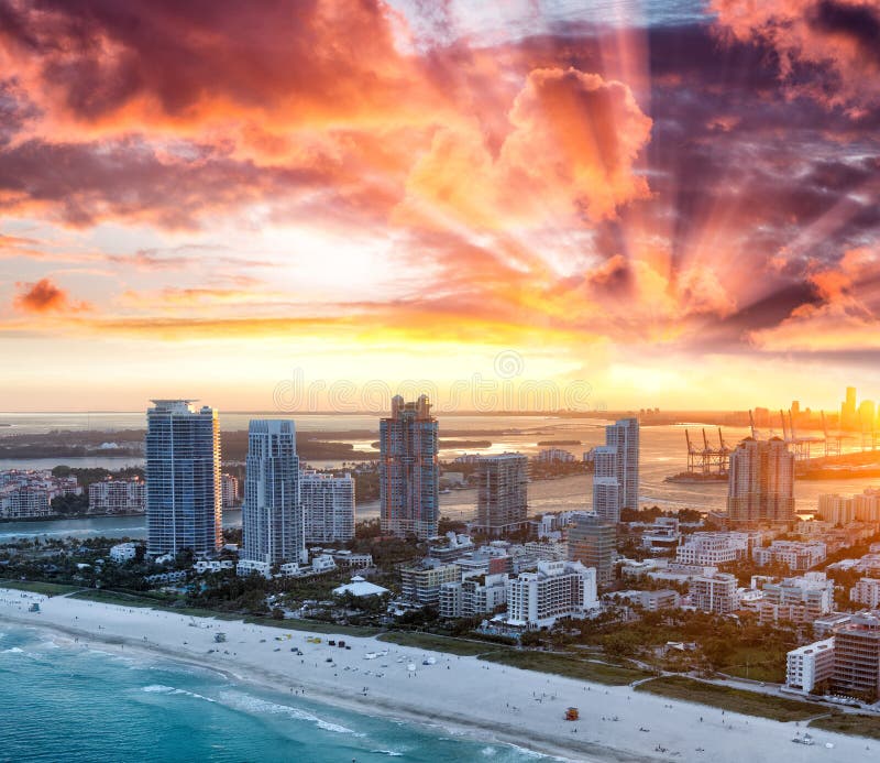 Orizzonte aereo di Miami Beach su un bello tramonto di inverno fotografia stock libera da diritti Orizzonte aereo di Miami Beach su un bello tramonto di inverno fotografia stock libera da diritti