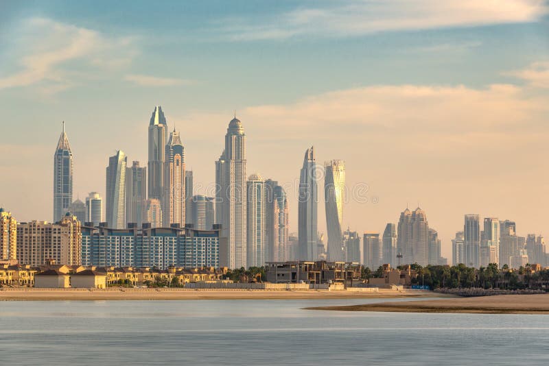 Orizzonte al tramonto, Emirati Arabi Uniti del porticciolo del Dubai immagini stock libere da diritti Orizzonte al tramonto, Emirati Arabi Uniti del porticciolo del Dubai immagini stock libere da diritti