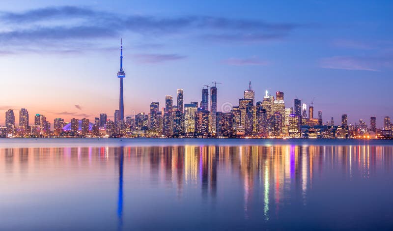 Orizzonte con Toronto luminosa porpora, Ontario, Canada di Toronto