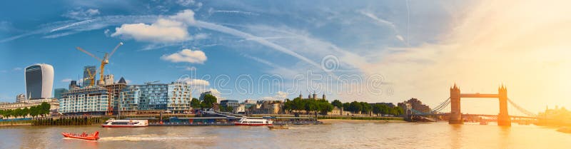 Orizzonte dalla Banca del sud, immagine tonificata panoramica di Londra immagini stock libere da diritti Orizzonte dalla Banca del sud, immagine tonificata panoramica di Londra immagini stock libere da diritti