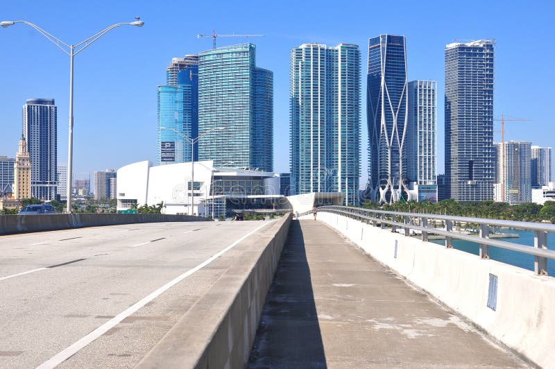 Orizzonte del centro e ponte di Miami che collegano Dodge Isand, porto di Miami immagini stock Orizzonte del centro e ponte di Miami che collegano Dodge Isand, porto di Miami immagini stock