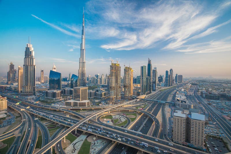 Orizzonte del Dubai con la bella città vicino a it& x27; strada principale più occupata di s su traffico fotografie stock libere da diritti