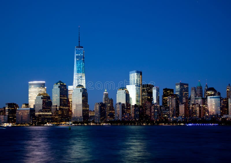 Orizzonte del Lower Manhattan alla notte immagini stock Orizzonte del Lower Manhattan alla notte immagini stock