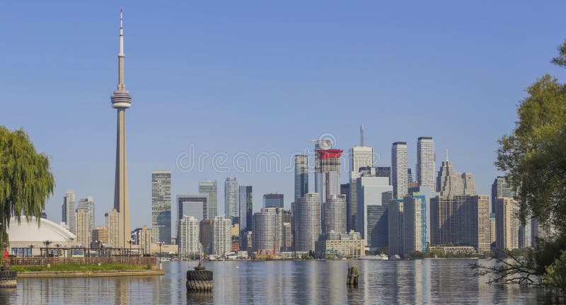 Orizzonte del ` s di Toronto sopra il lago Ontario immagine stock Orizzonte del ` s di Toronto sopra il lago Ontario immagine stock