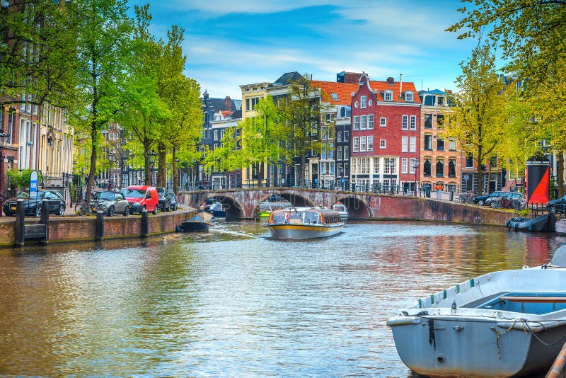 Orizzonte della città con il canale dell'acqua e le barche turistiche, Amsterdam, Paesi Bassi