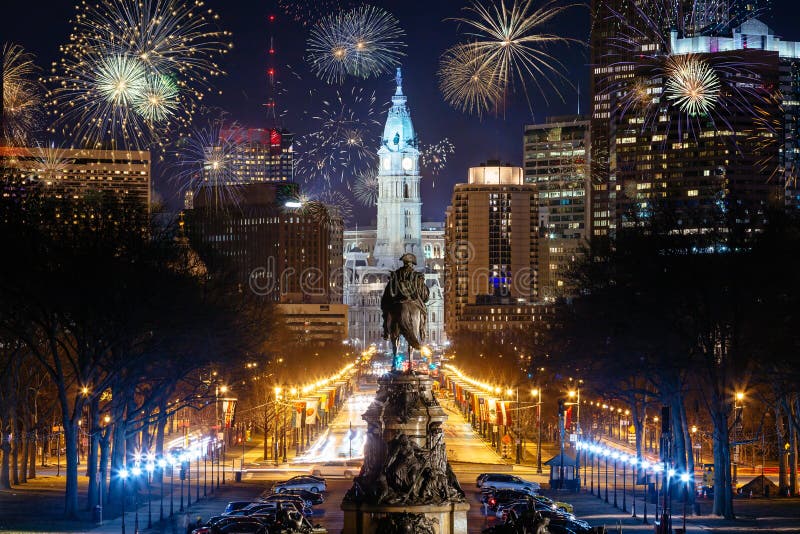 Orizzonte della città di Filadelfia con i fuochi d'artificio fotografie stock libere da diritti Orizzonte della città di Filadelfia con i fuochi d'artificio fotografie stock libere da diritti