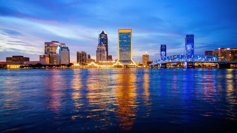 Orizzonte della città di Jacksonville, Florida al logos di notte vago