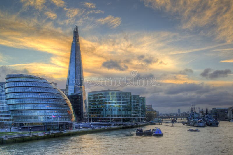 Orizzonte della città di Londra lungo il Tamigi durante il tramonto vibrante fotografia stock Orizzonte della città di Londra lungo il Tamigi durante il tramonto vibrante fotografia stock