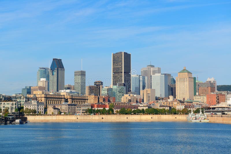 Orizzonte della città di Montreal sopra il fiume immagini stock Orizzonte della città di Montreal sopra il fiume immagini stock