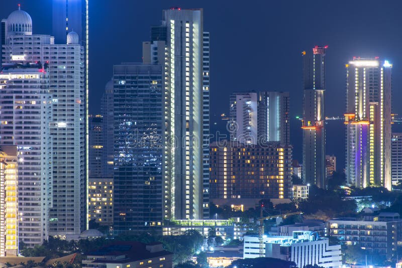 Orizzonte della città di Pattaya alla vista del mare di vista di notte fotografia stock libera da diritti Orizzonte della città di Pattaya alla vista del mare di vista di notte fotografia stock libera da diritti