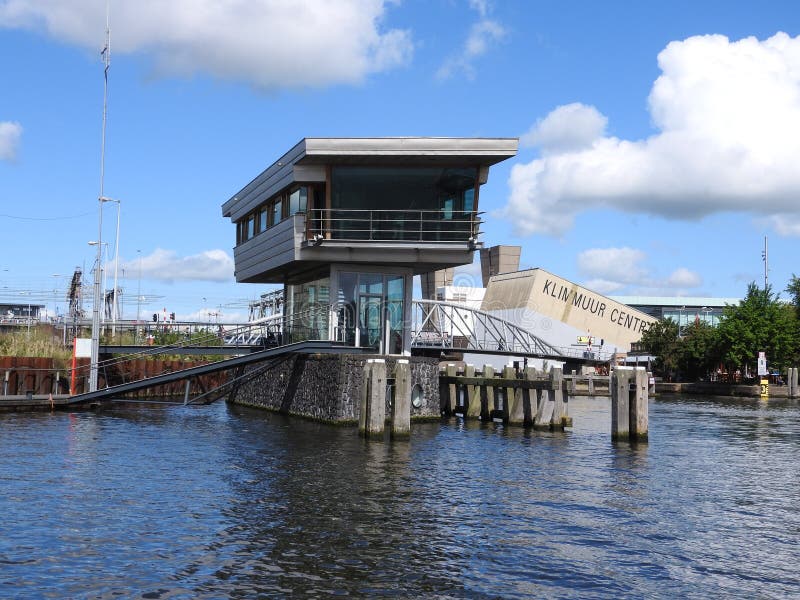 Orizzonte della città di tramonto di Amsterdam a lungomare del canale, Amsterdam, Paesi Bassi fotografia stock Orizzonte della città di tramonto di Amsterdam a lungomare del canale, Amsterdam, Paesi Bassi fotografia stock