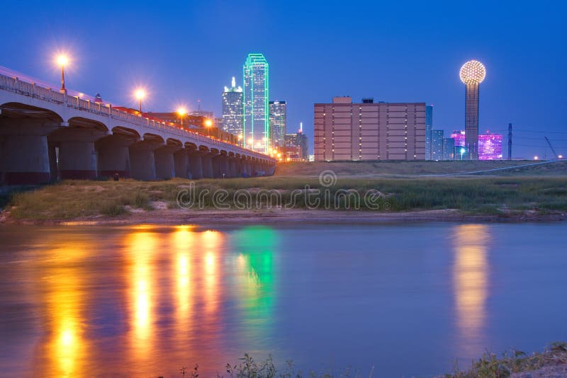 Orizzonte di Dallas del centro, il Texas alla notte che riflette nella trinità Ri fotografia stock Orizzonte di Dallas del centro, il Texas alla notte che riflette nella trinità Ri fotografia stock