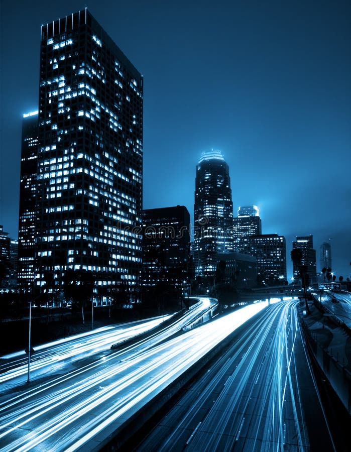 Orizzonte di Los Angeles alla notte fotografia stock libera da diritti Orizzonte di Los Angeles alla notte fotografia stock libera da diritti