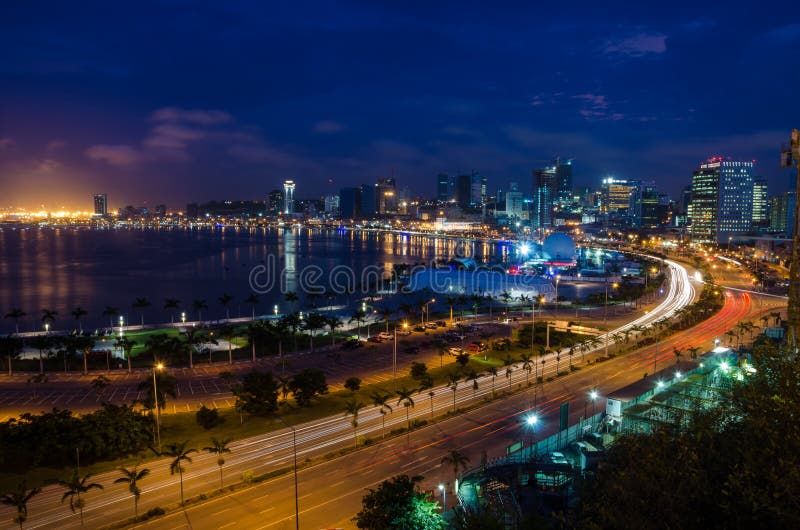 Orizzonte di Luanda e della sua spiaggia durante l'ora blu fotografie stock libere da diritti Orizzonte di Luanda e della sua spiaggia durante l'ora blu fotografie stock libere da diritti