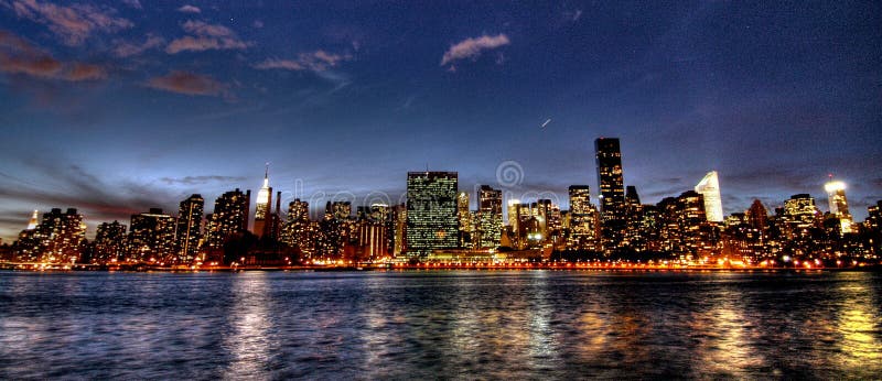 Orizzonte di Manhattan al tramonto immagine stock libera da diritti Orizzonte di Manhattan al tramonto immagine stock libera da diritti