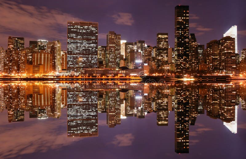 Orizzonte di Manhattan alla notte immagine stock Orizzonte di Manhattan alla notte immagine stock