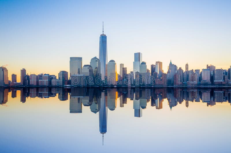 Orizzonte di Manhattan con l'un World Trade Center che costruisce alla TW