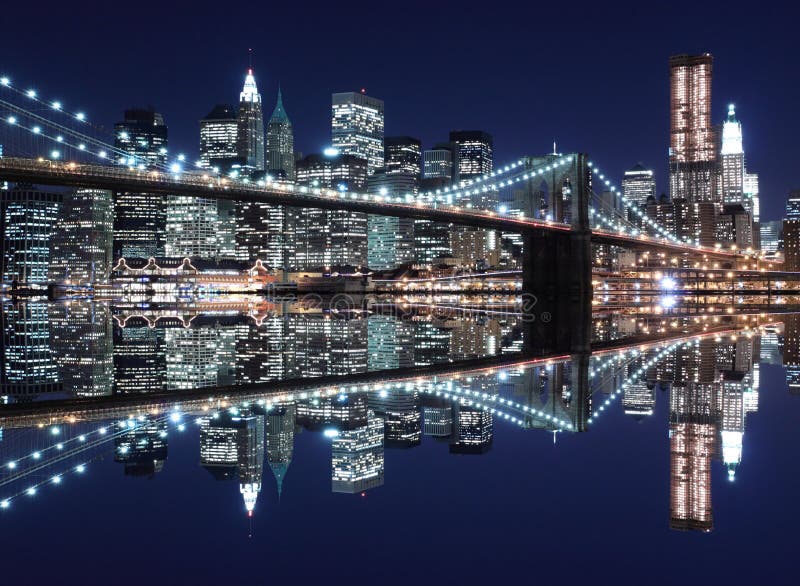 Orizzonte di Manhattan e del ponte di Brooklyn alla notte fotografia stock Orizzonte di Manhattan e del ponte di Brooklyn alla notte fotografia stock