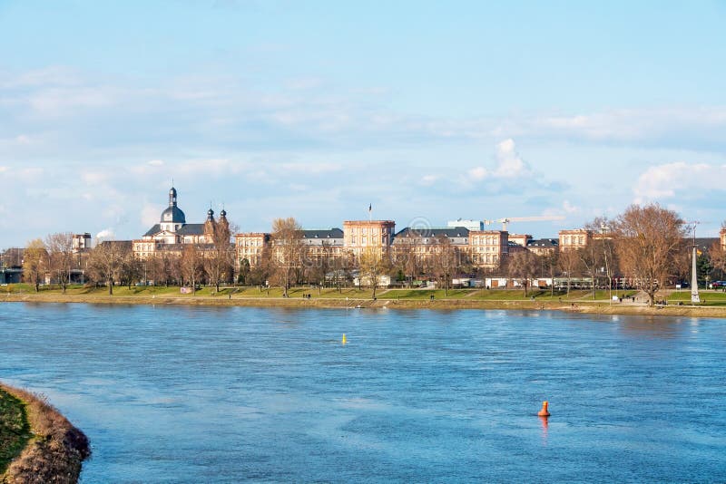 Orizzonte di Mannheim con il castello immagine stock Orizzonte di Mannheim con il castello immagine stock