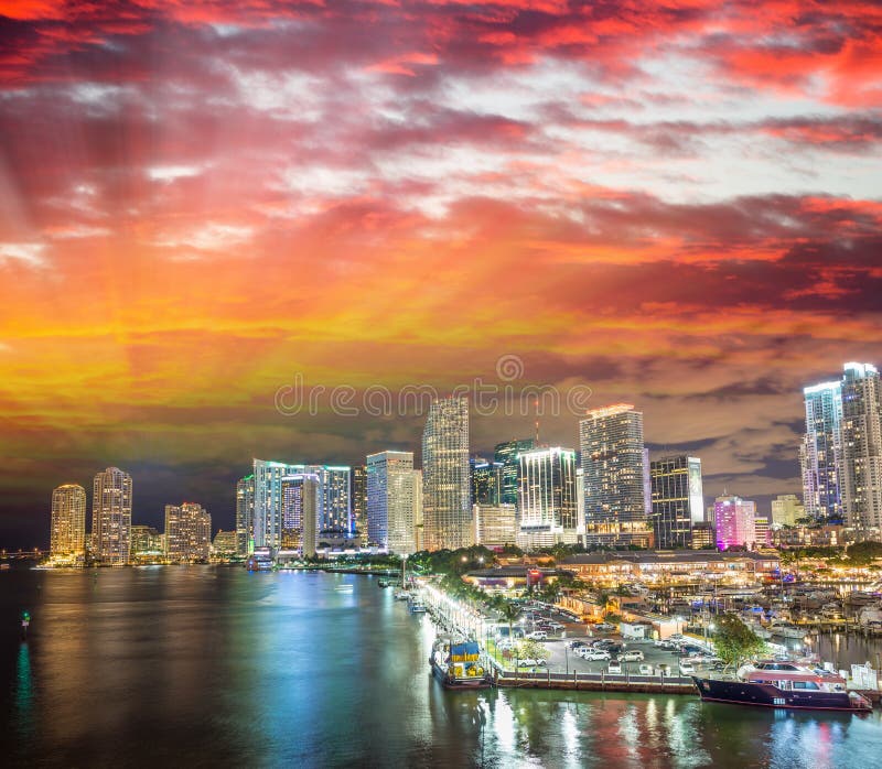 Orizzonte di Miami al tramonto, Florida fotografia stock libera da diritti Orizzonte di Miami al tramonto, Florida fotografia stock libera da diritti