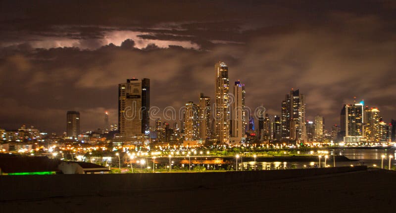 Orizzonte di Panamá acceso alla notte fotografia stock libera da diritti Orizzonte di Panamá acceso alla notte fotografia stock libera da diritti